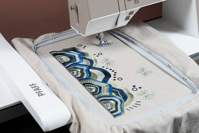 PFAFF Creative Elevate 680 sy- og broderimaskin